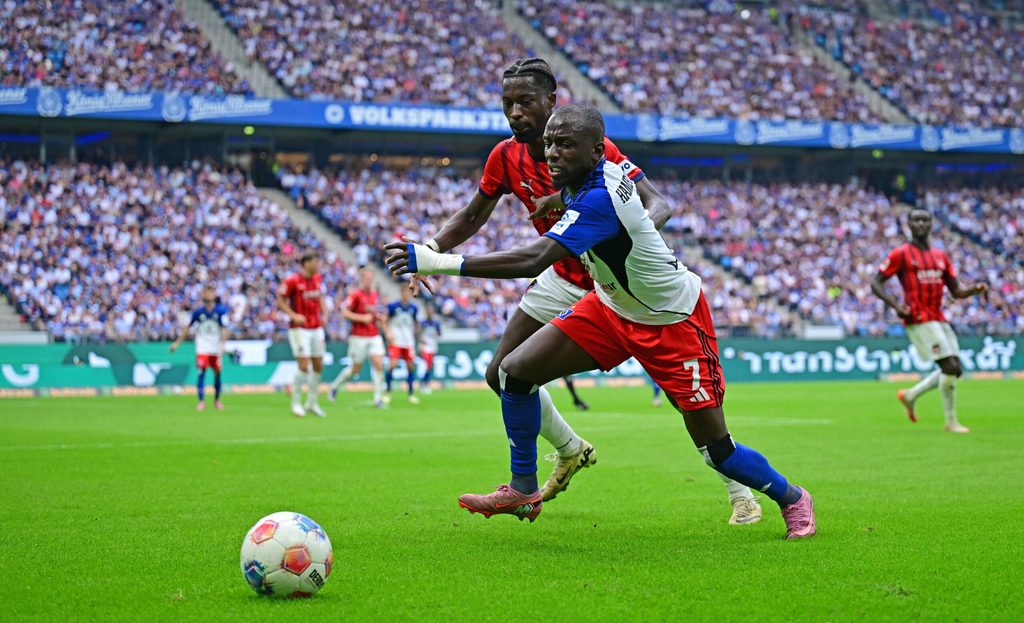 Jean-Luc Dompé im Zweikampf mit Omar Traoré