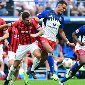 Robert Glatzel setzt sich gegen Heidenheims Marnon Busch durch und kommt zum Abschluss. Das Tor traf er aber nicht.