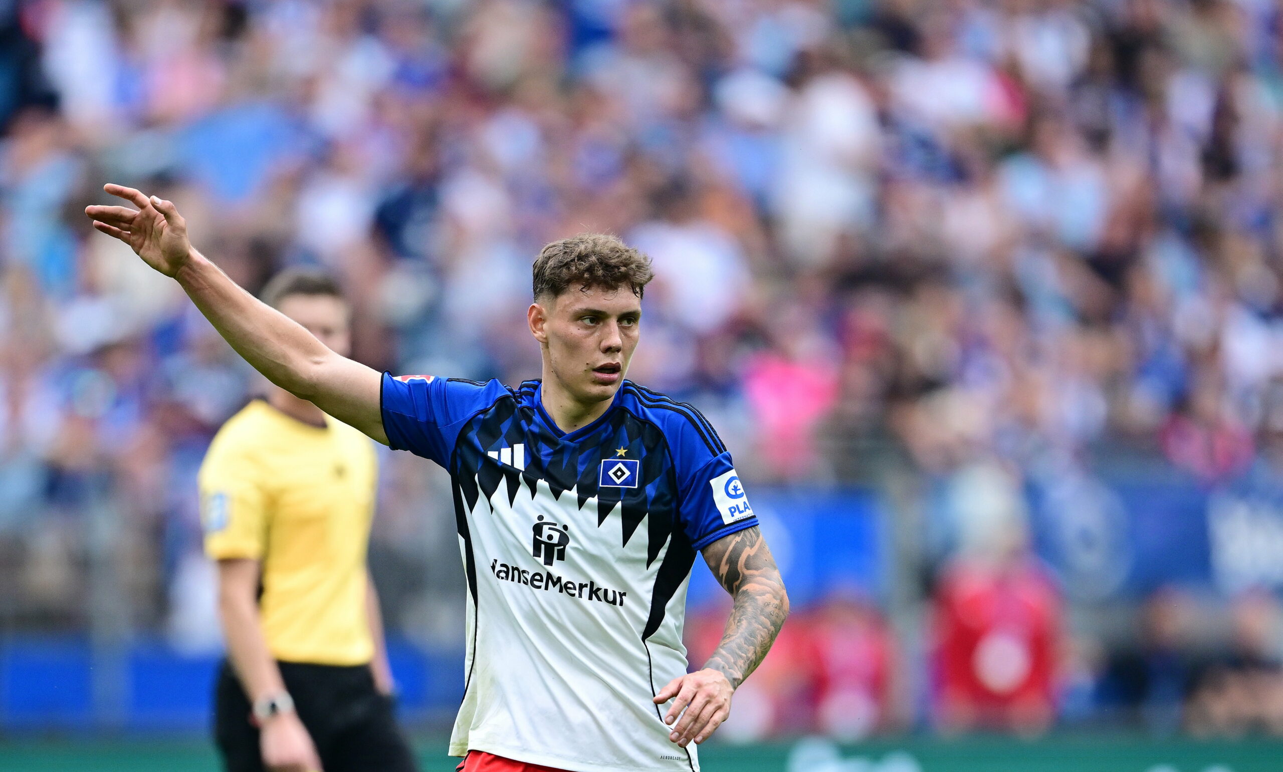 Nicolai Remberg zeigt mit der rechten Hand nach oben