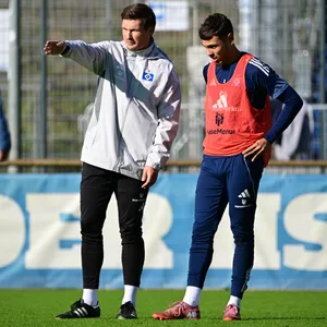 HSV-Trainer Merlin Polzin gibt William Mikelbrencis die Richtung vor.