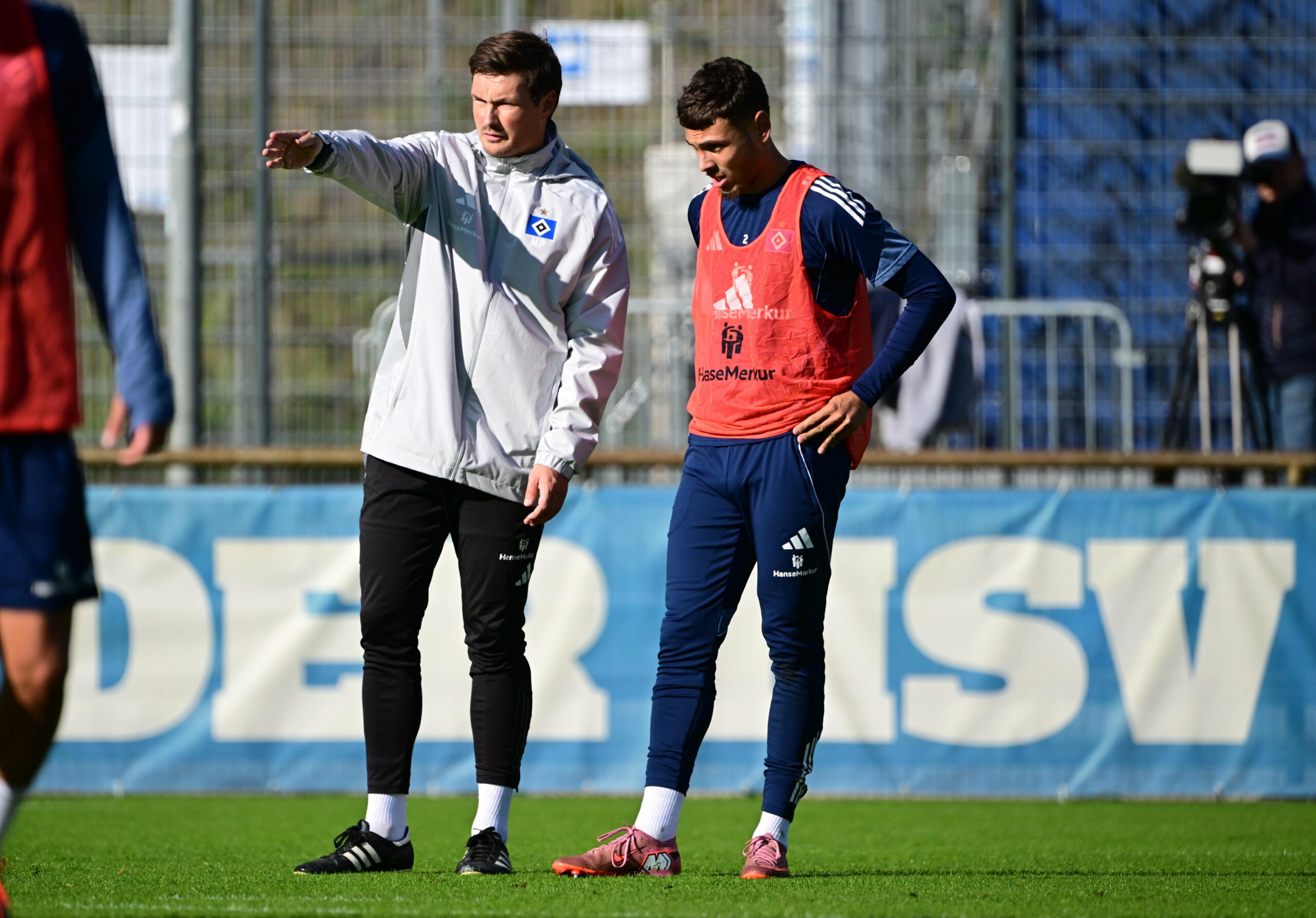 Merlin Polzin gibt William Mikelbrencis im Training Anweisungen