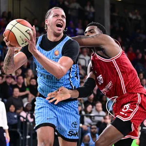 Towers-Neuzugang Zacharie Perrin behauptet den Ball.