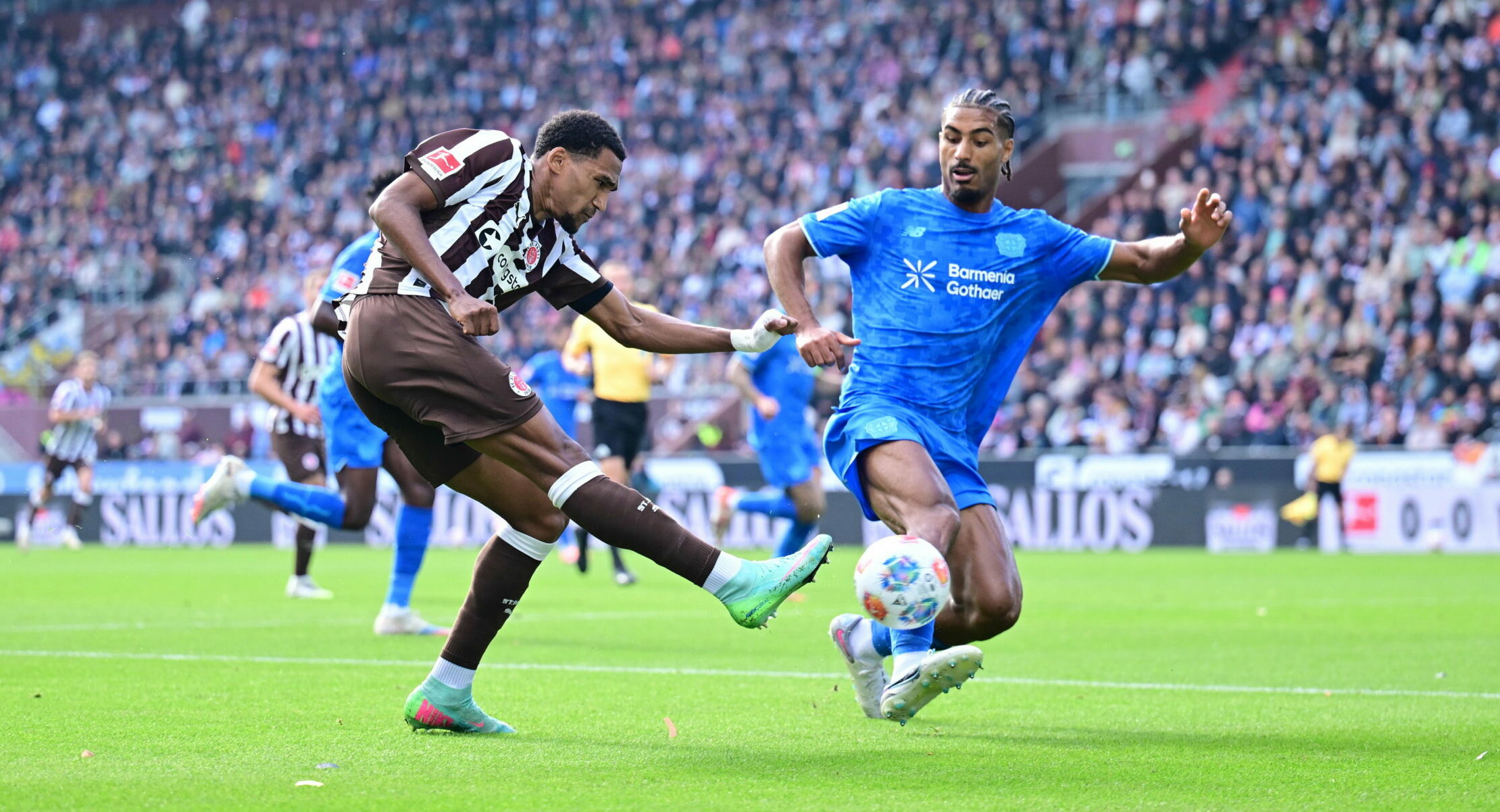 St. Pauli-Stürmer Andréas Hountondji schießt gegen Leverkusen aufs Tor