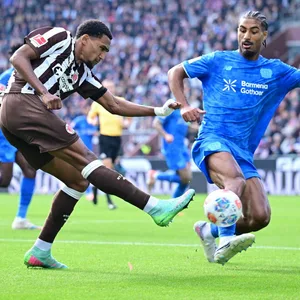 St. Pauli-Stürmer Andréas Hountondji schießt gegen Leverkusen aufs Tor