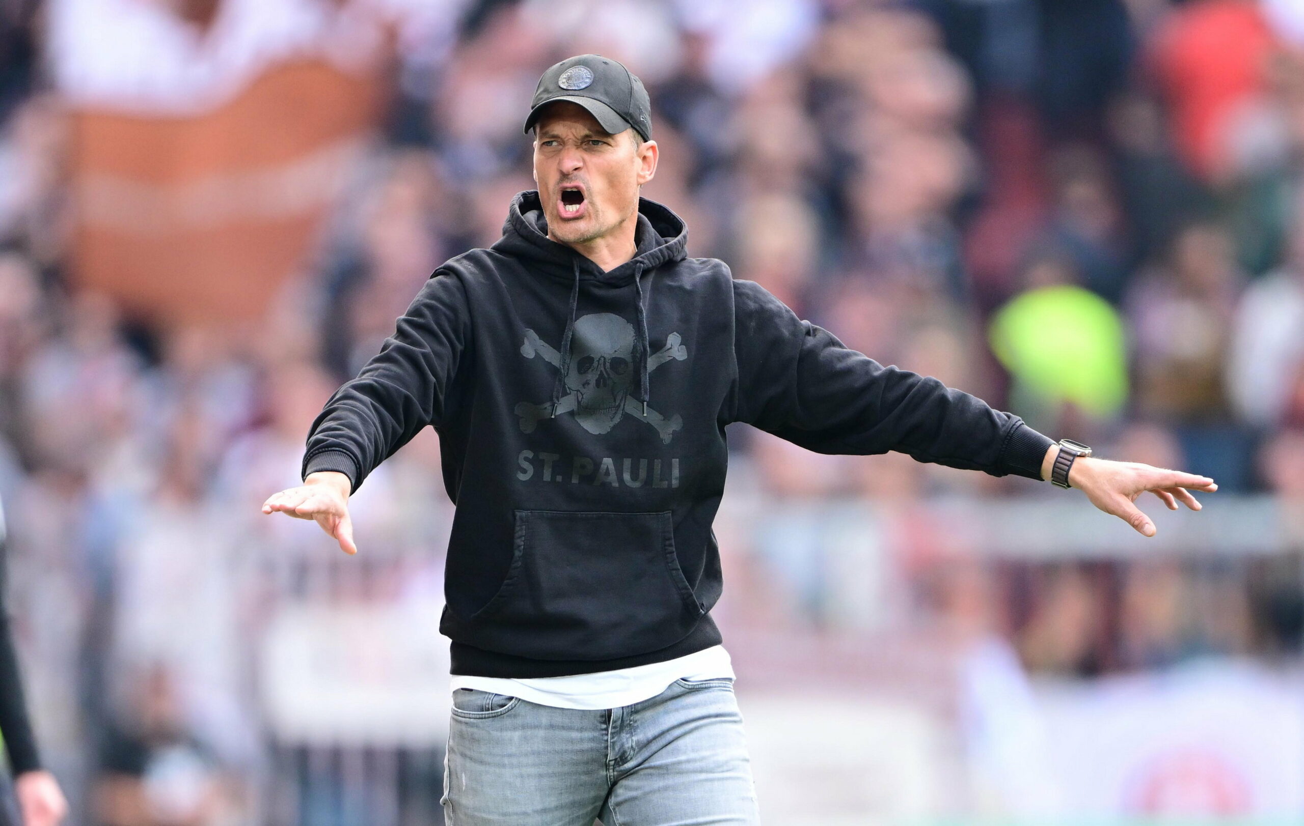 St. Pauli-Trainer Alexander Blessin im Spiel gegen Bayer Leverkusen