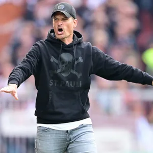 St. Pauli-Trainer Alexander Blessin im Spiel gegen Bayer Leverkusen