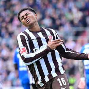 Joel Chima Fujita ärgert sich über eine vergebene Torchance gegen Bayer Leverkusen