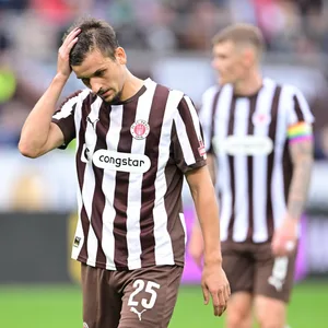 Adam Dzwigala fasst sich an den Kopf.