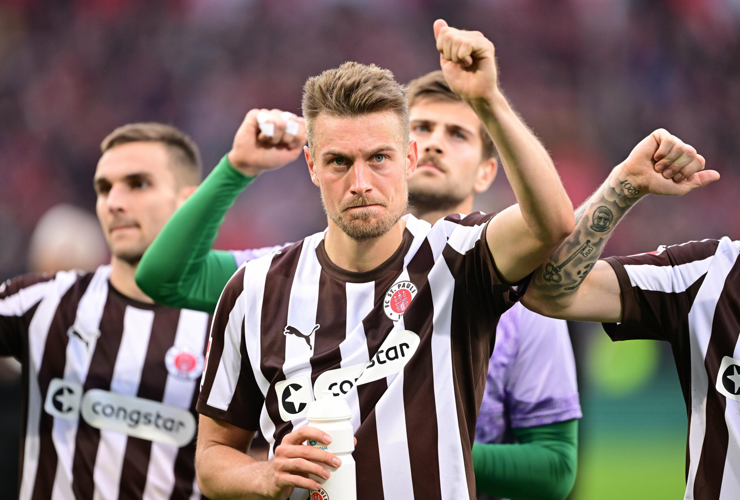 Ein enttäuschter Hauke Wahl vor der St. Pauli-Südtribüne