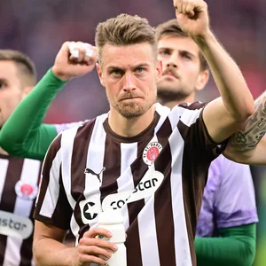 Ein enttäuschter Hauke Wahl vor der St. Pauli-Südtribüne