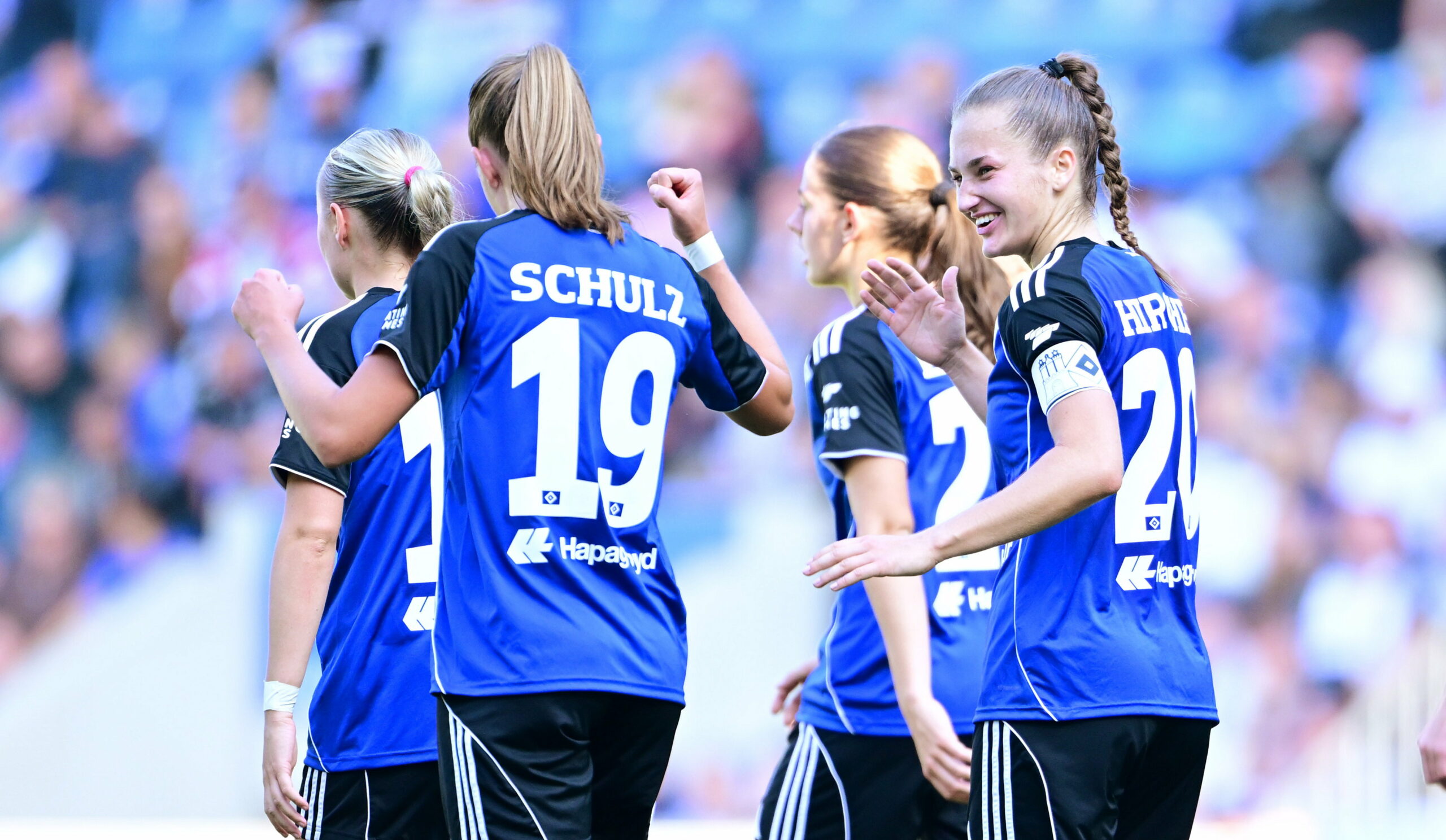 Victoria Schulz jubelt mit den HSV-Frauen