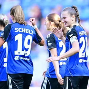 Victoria Schulz jubelt mit den HSV-Frauen