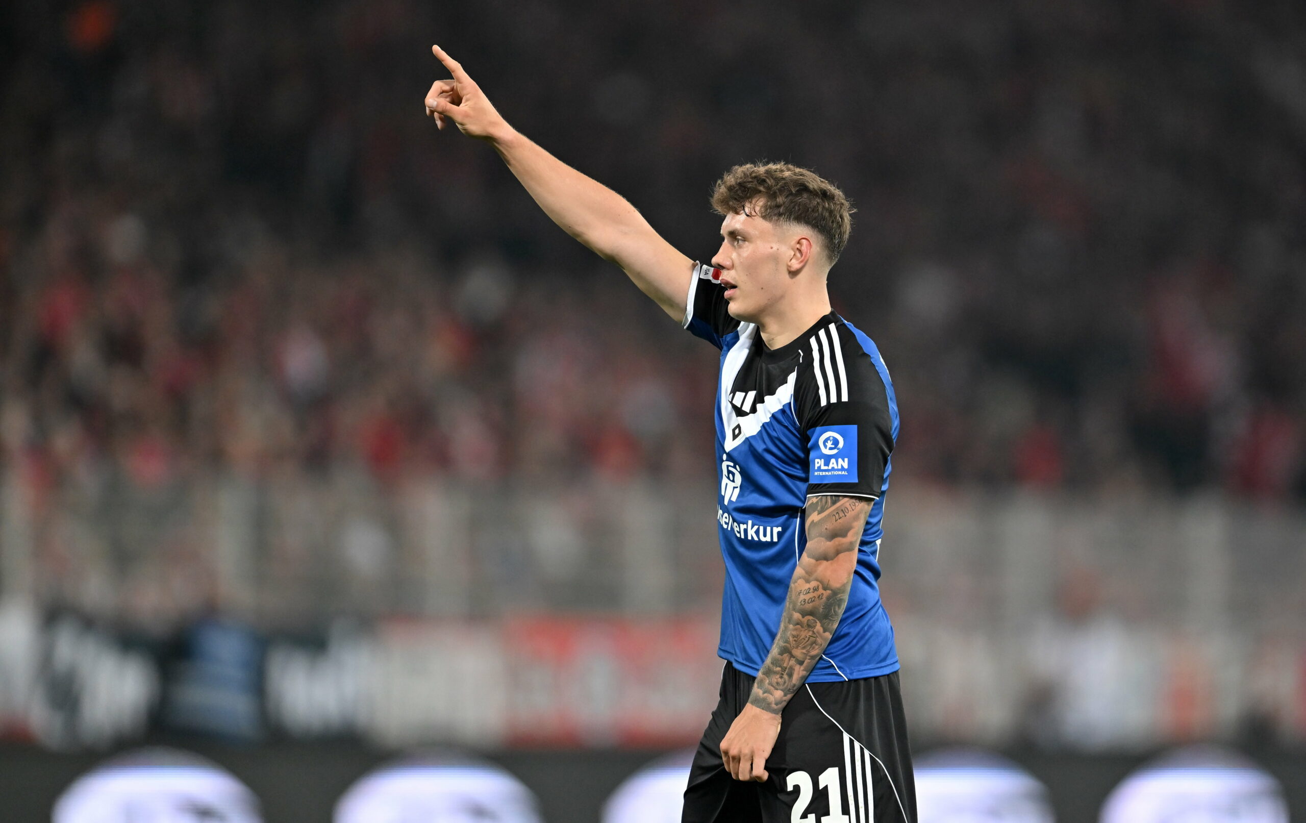 Nicolai Remberg zeigt nach oben