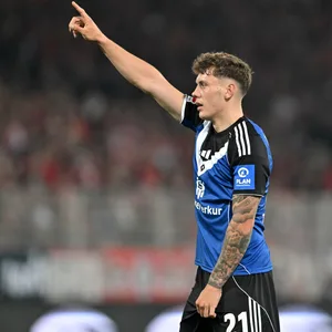 Nicolai Remberg zeigt nach oben