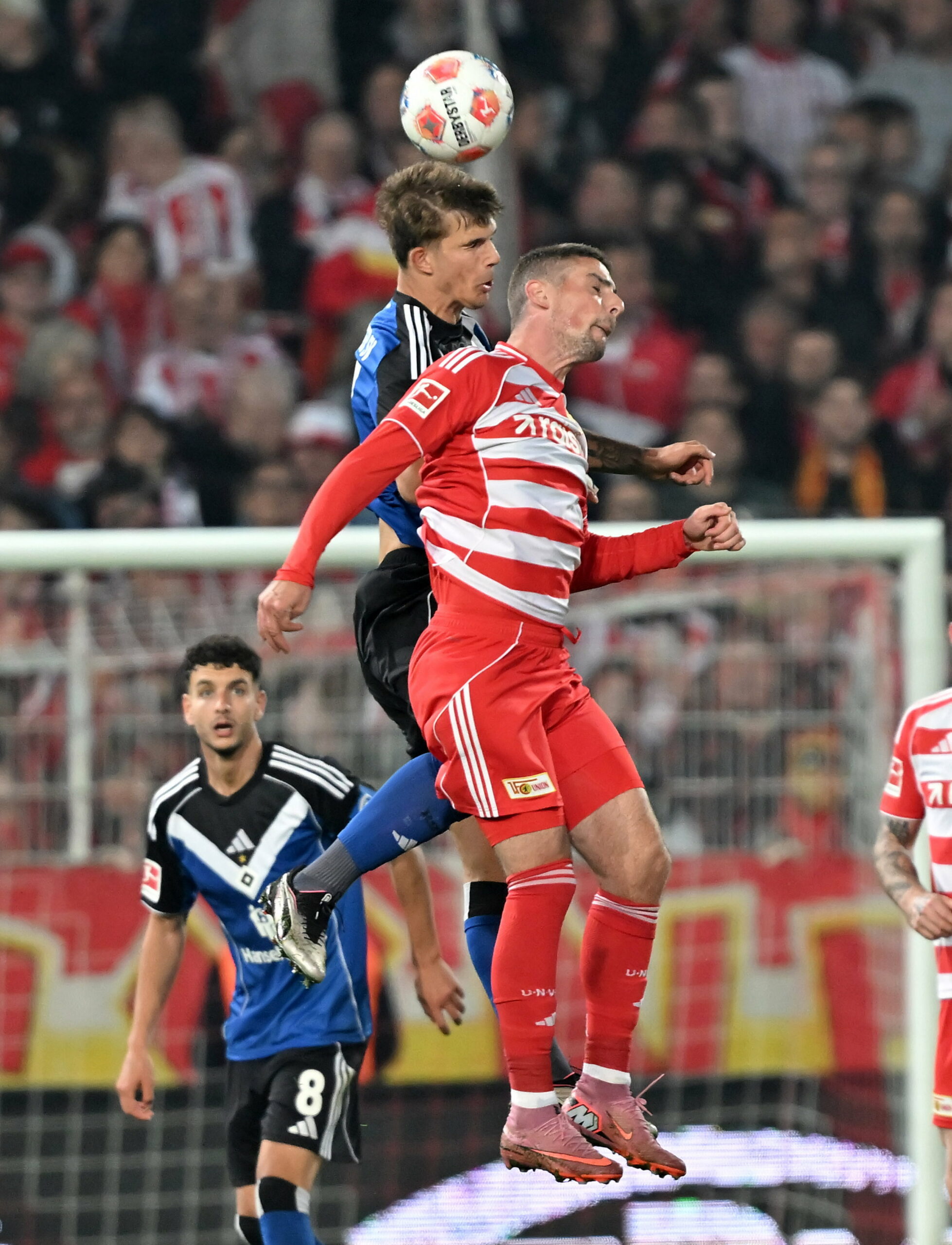 Luka Vuskovic im Kopfballduell mit Andrej Ilic