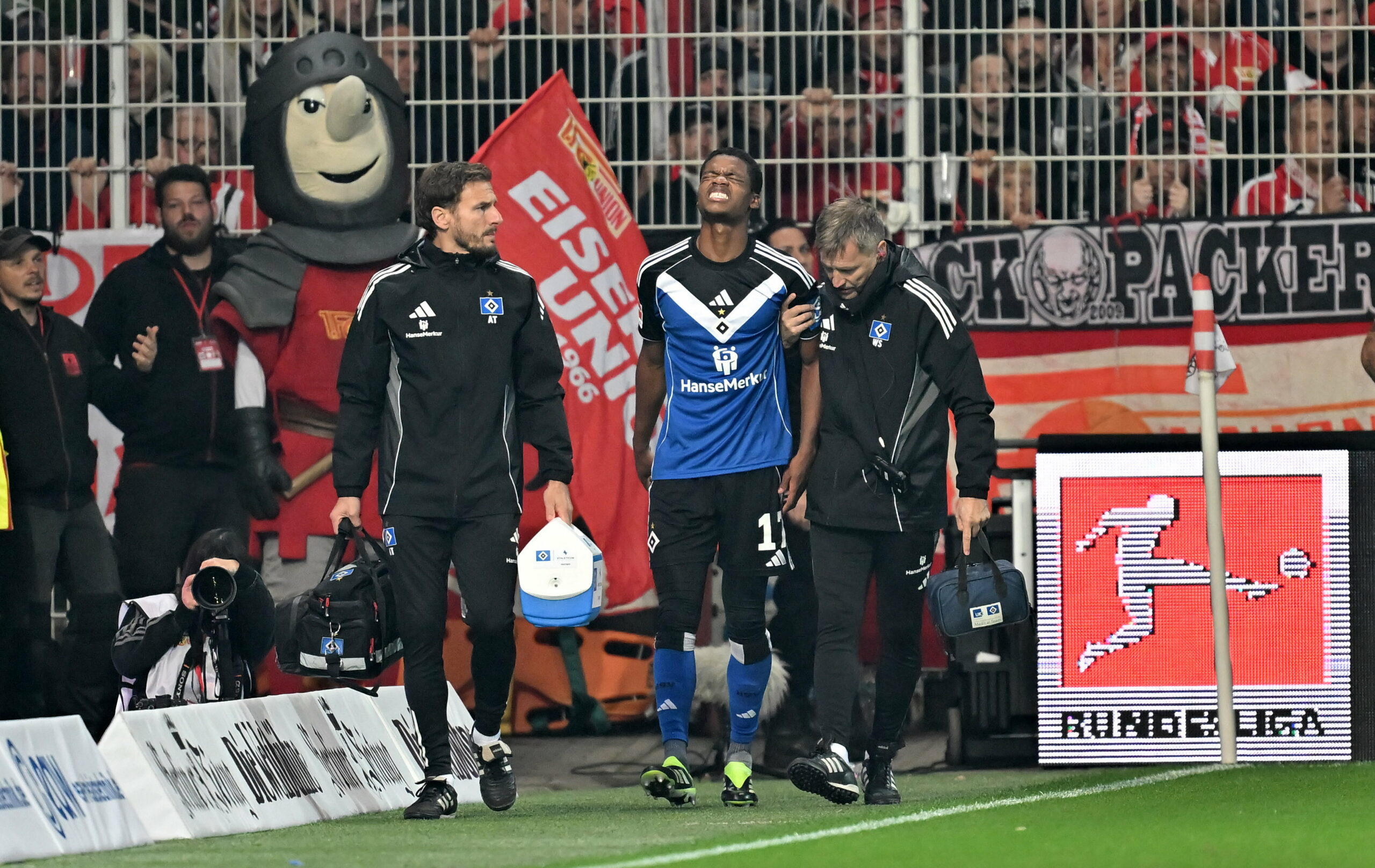 HSV-Verteidiger Warmed Omari wird verletzt vom Feld geführt