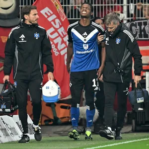 HSV-Verteidiger Warmed Omari wird verletzt vom Feld geführt