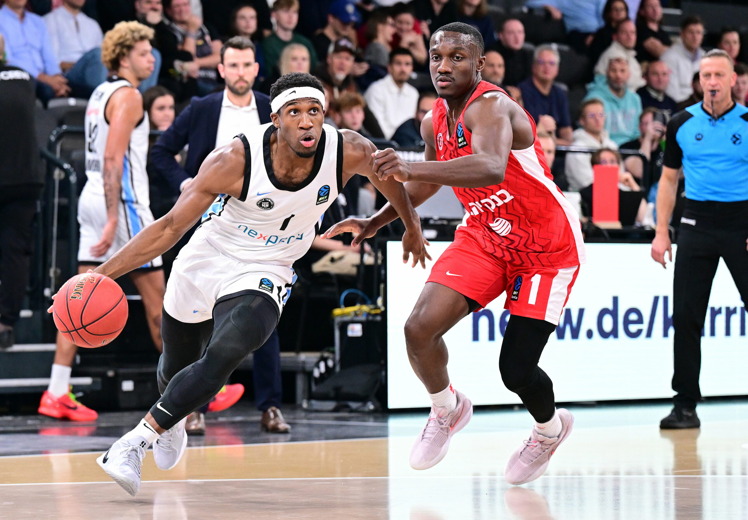 Carlos Stewart Jr. dribbelt