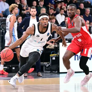 Carlos Stewart Jr. dribbelt