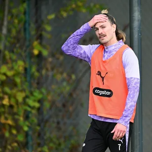 Jackson Irvine fasst sich an die Stirn