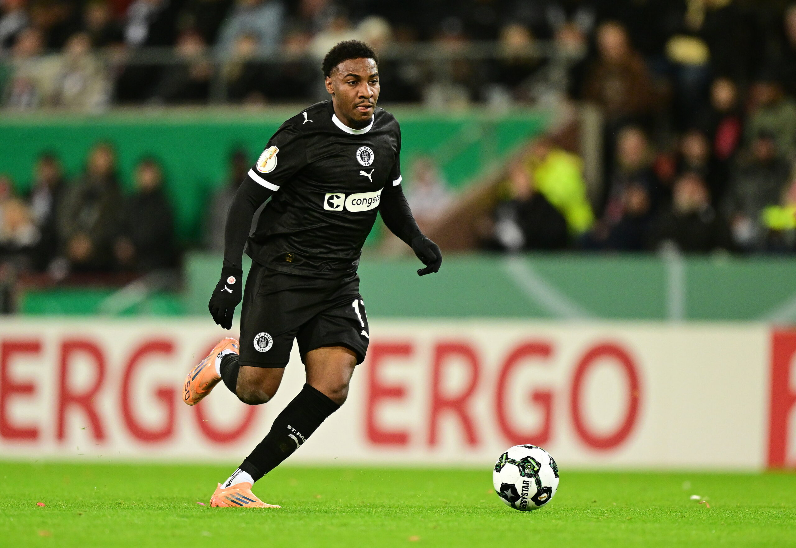 Oladapo Afolayan dribbelt mit Ball im Pokalspiel gegen Hoffenheim.