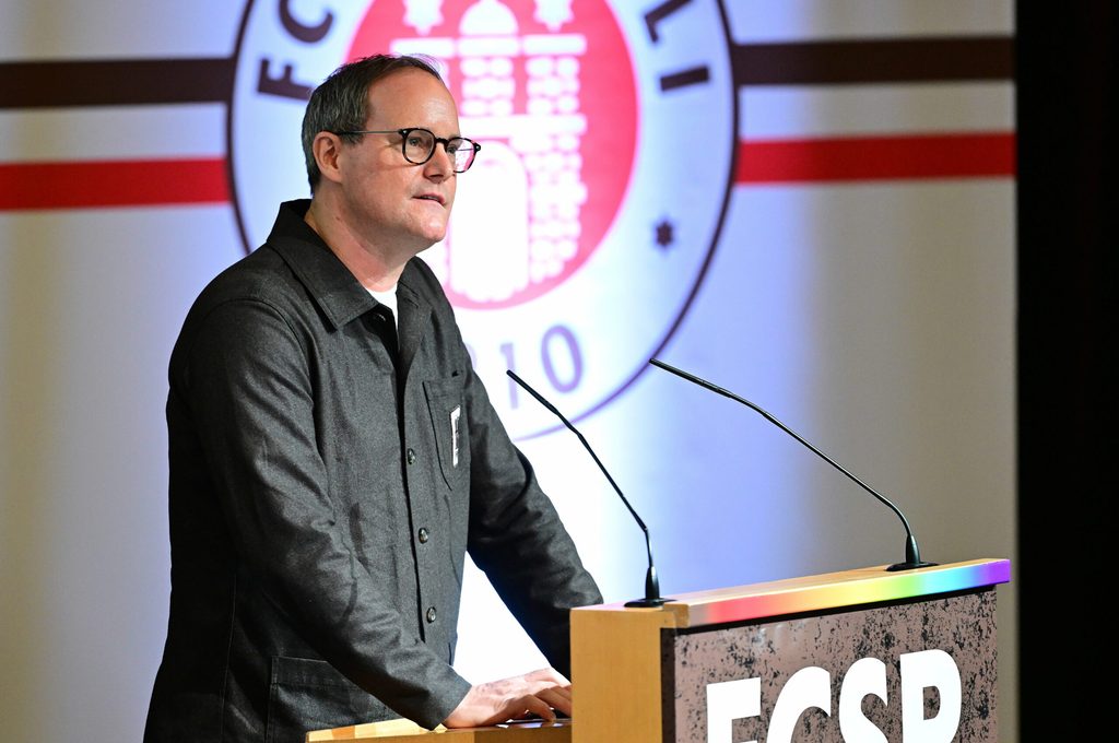 Oke Göttlich hält eine Rede