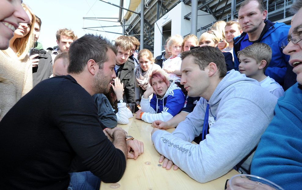 Die HSV-Profis um Rafael van der Vaart 2013 beim Grillen mit den Fans.