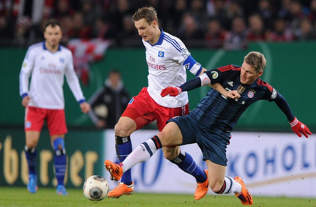 Marcell Jansen behauptet den Ball gegen Bayerns Bastian Schweinsteiger.