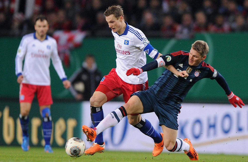 Marcell Jansen behauptet den Ball gegen Bayerns Bastian Schweinsteiger.