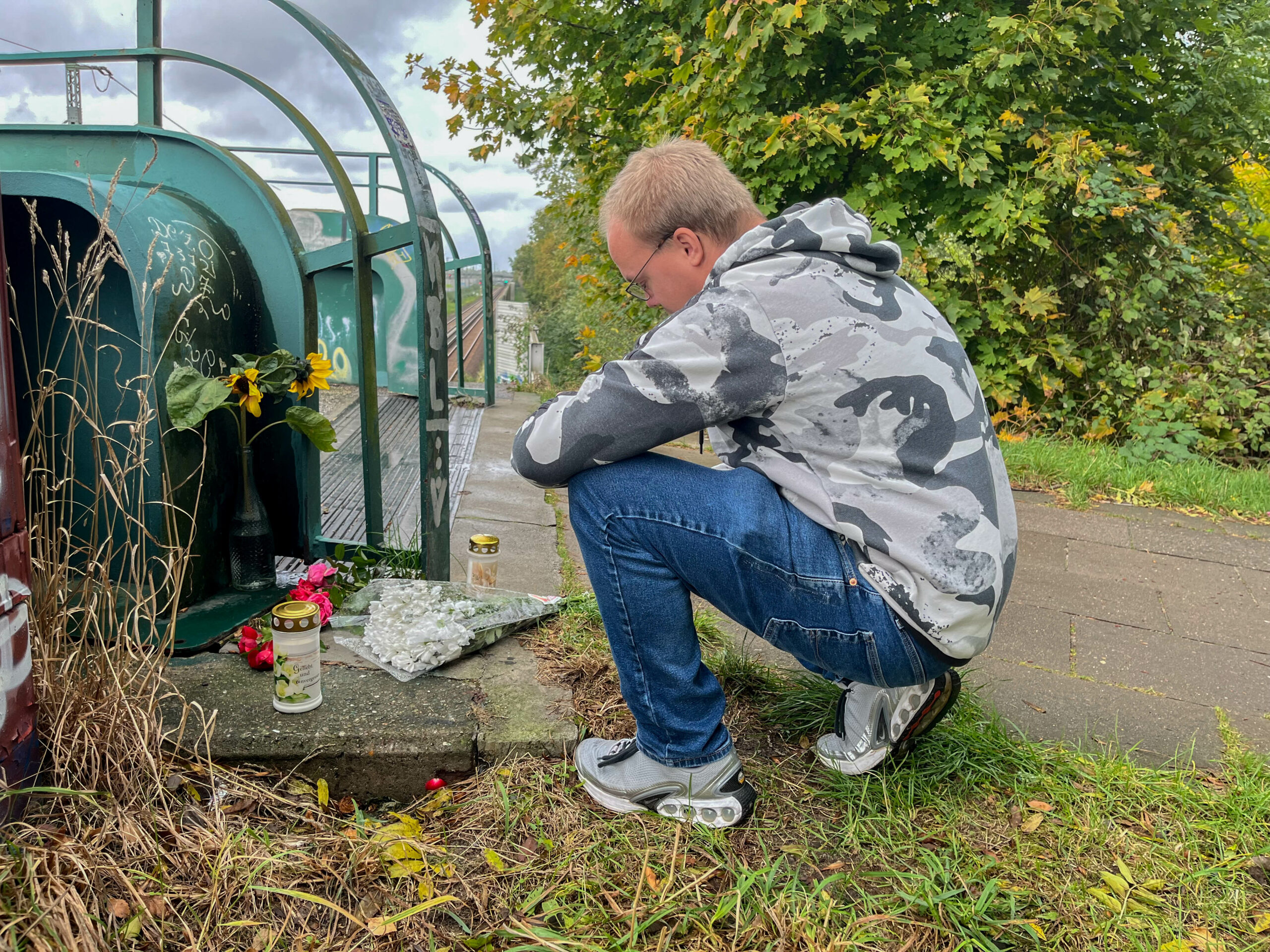 KInd tot an Gleisen gefunden. anwohner legen Kerzen und Blumen am Unglücksort nieder