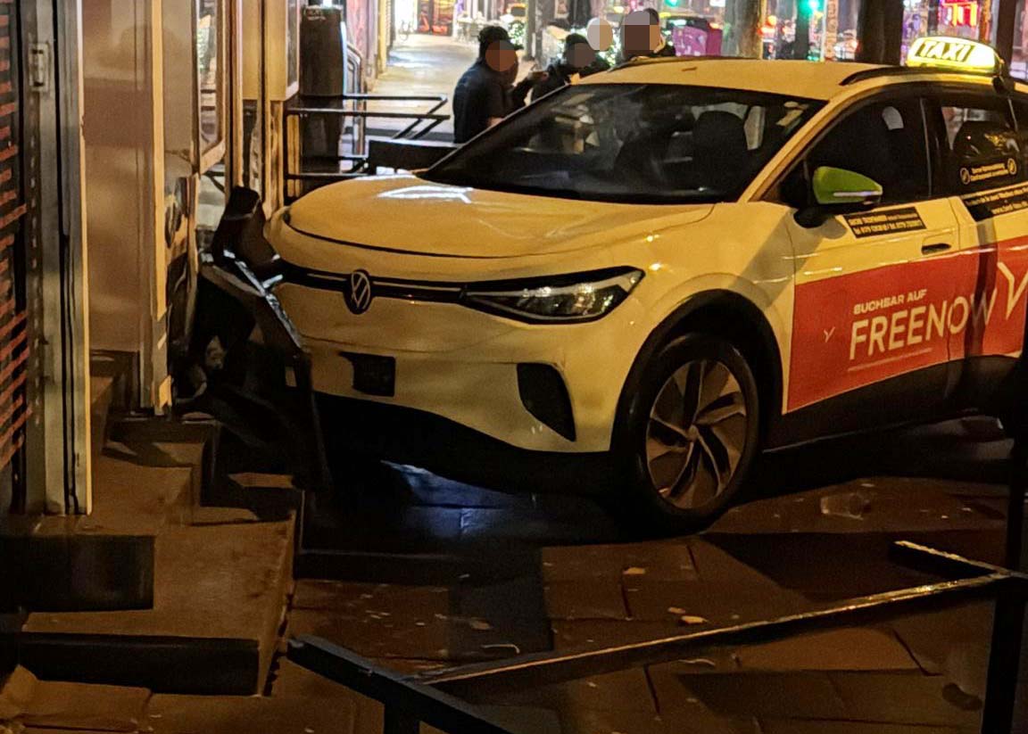 Der Taxifahrer raste über den Bürgersteig und dann in ein Geschäft.