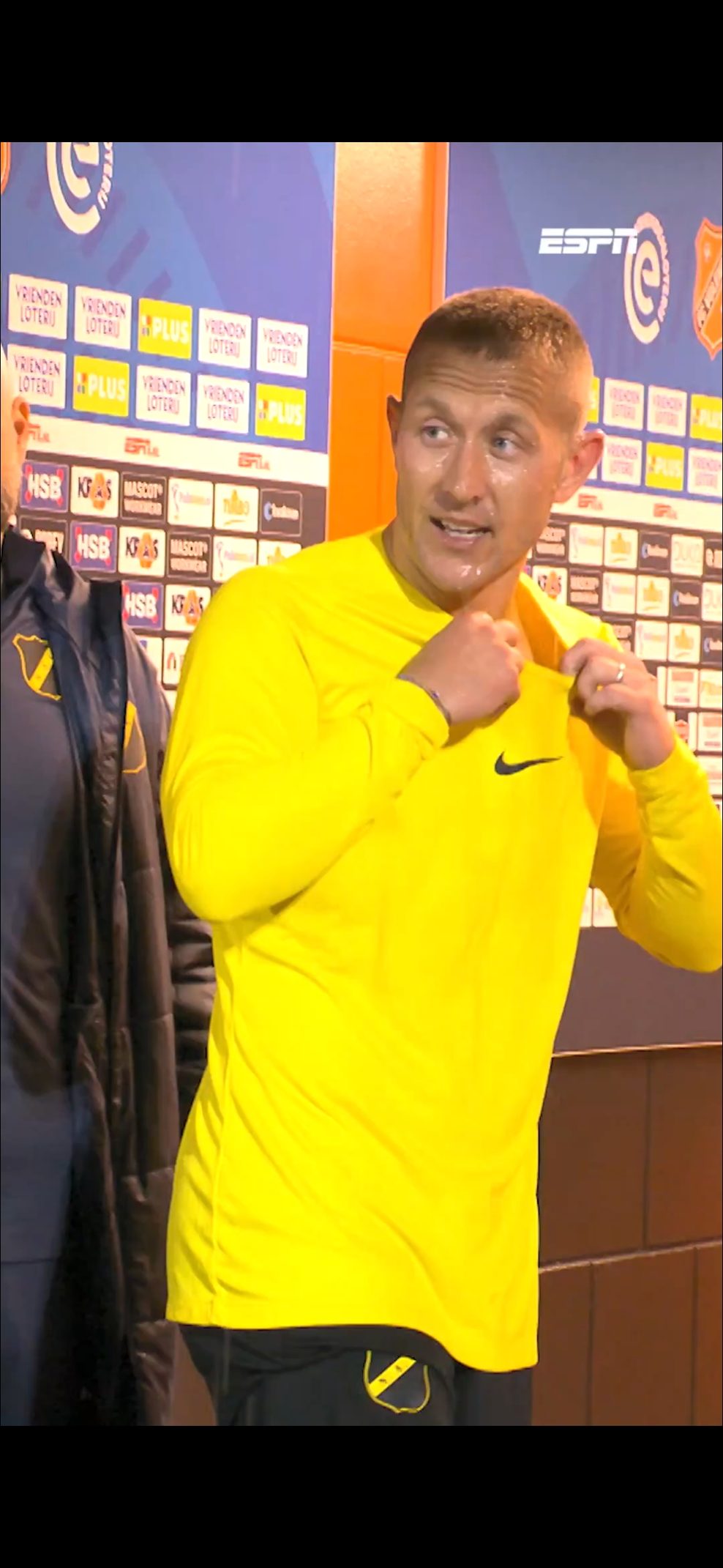 Lewis Holtby kriegt eine Bierdusche