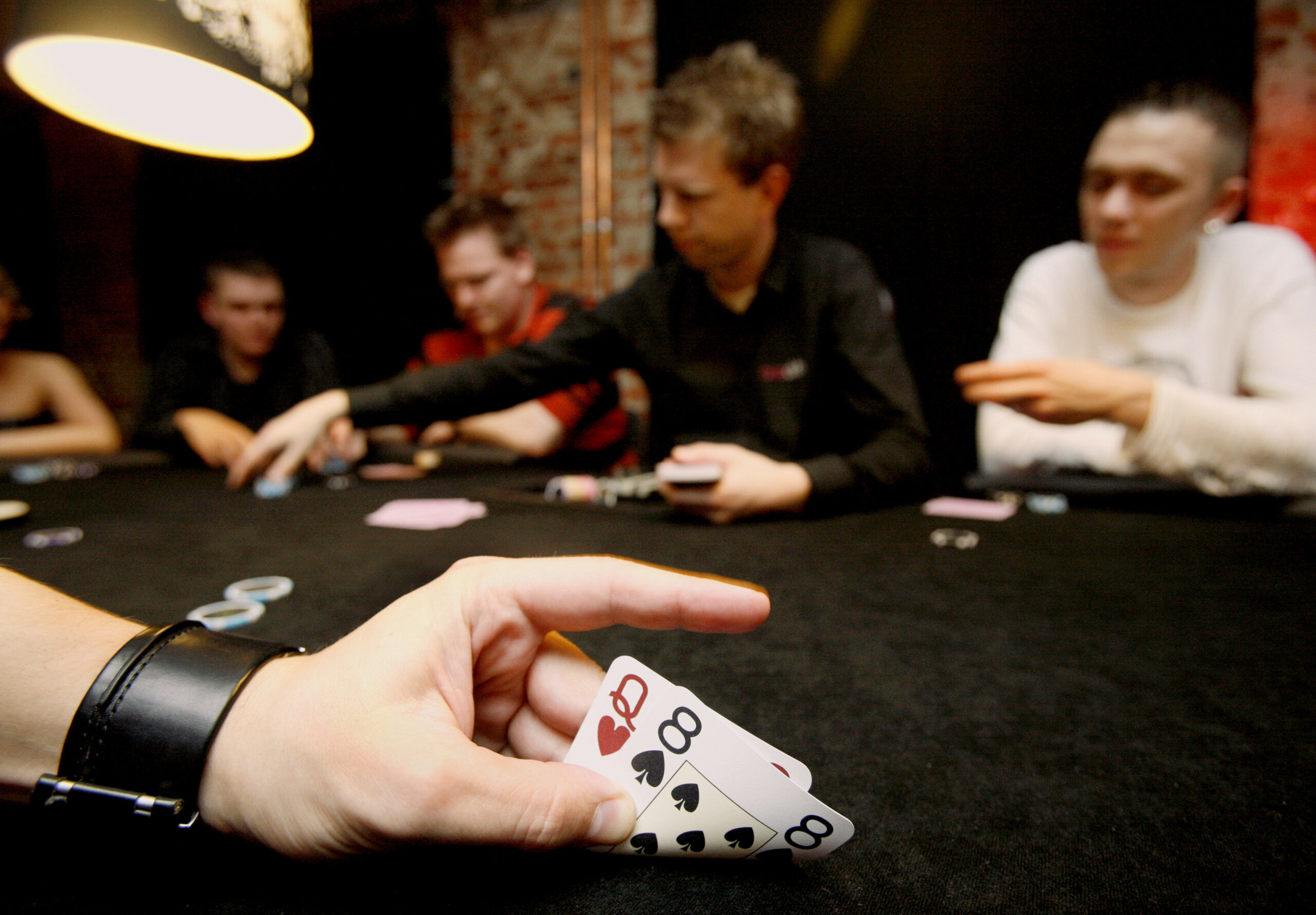 In Elmshorn stoppt die Polizei ein illegales Pokerspiel.
