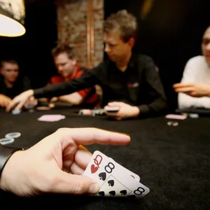 In Elmshorn stoppt die Polizei ein illegales Pokerspiel.