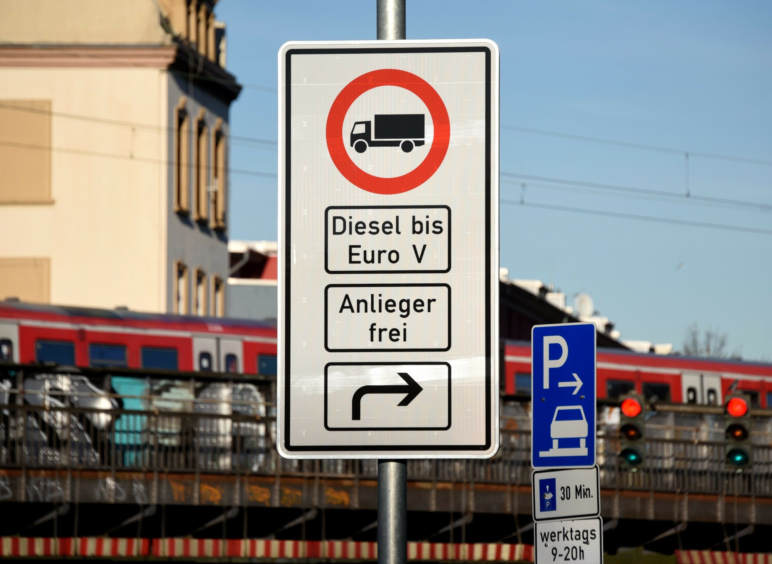 Dieselfahrverbote gab es in Hamburg schon mal – wurde aber wieder abgeschafft. Durch den Zukunftsentscheid stehen Fahrverbote wieder zur Debatte. (Archivbild)