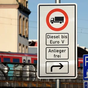 Dieselfahrverbote gab es in Hamburg schon mal – wurde aber wieder abgeschafft. Durch den Zukunftsentscheid stehen Fahrverbote wieder zur Debatte. (Archivbild)