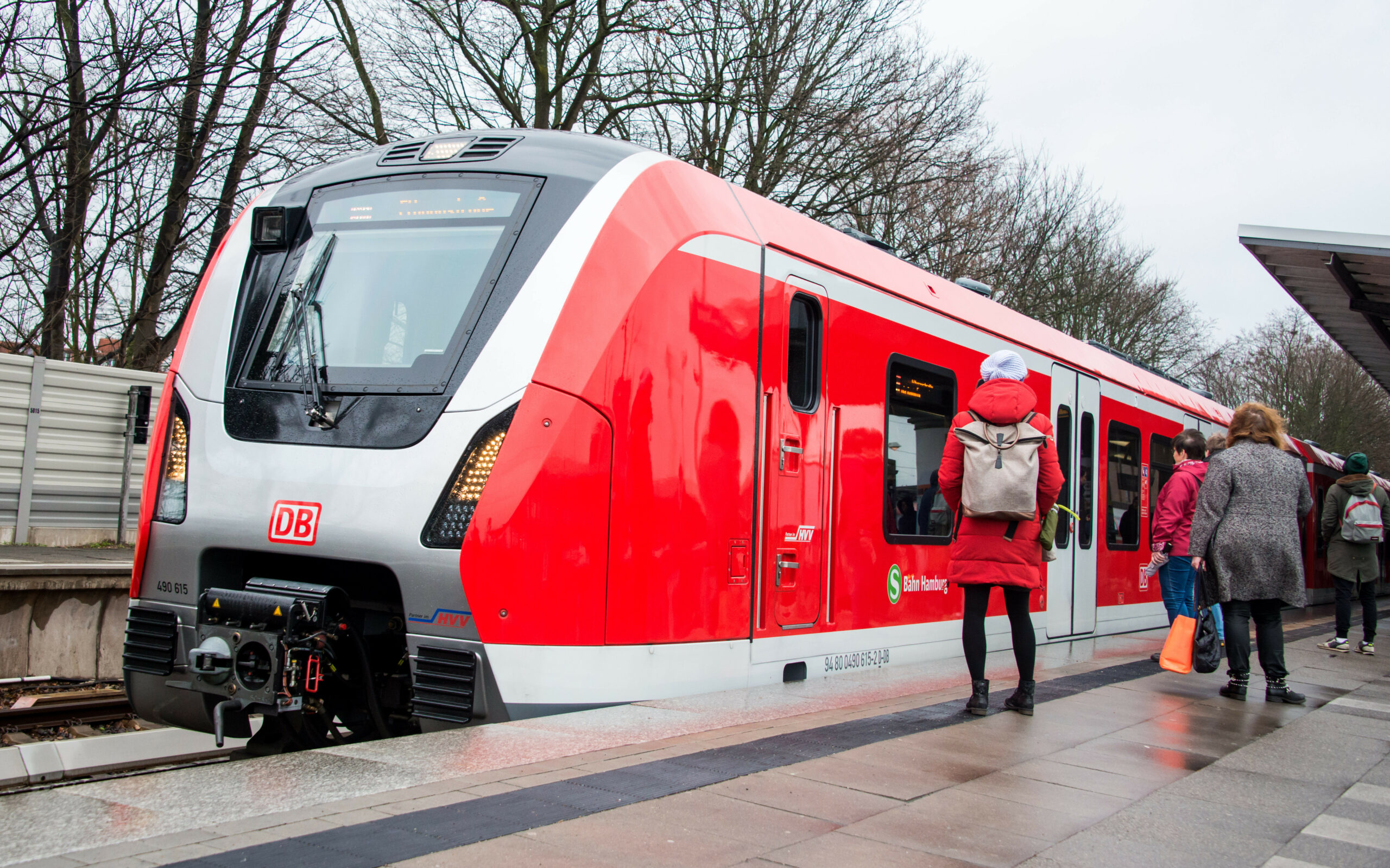 Eine S-Bahn steht in Hamburg an einem Bahnsteig.