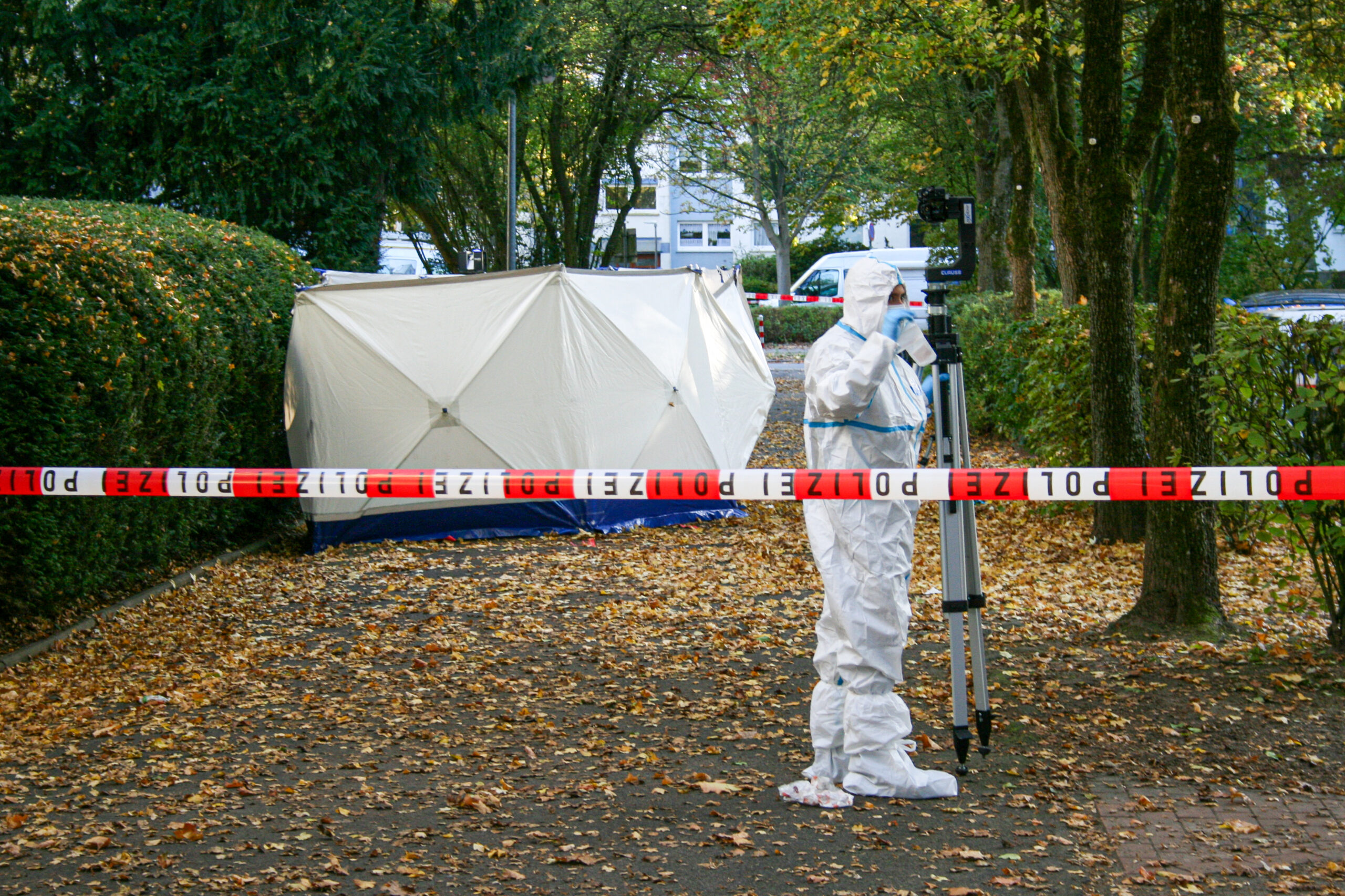 Eine 30 Jahre alte Frau ist am Sonntag in Bremen mit mehreren Messerstichen getötet worden.