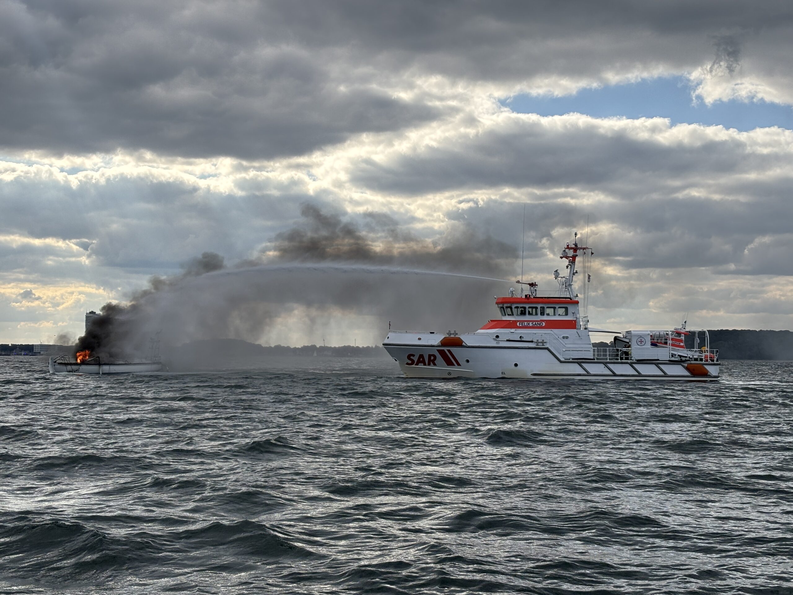 Die in voller Ausdehnung brennende Segelyacht wurde von einem Schiff der DGzRS gelöscht.