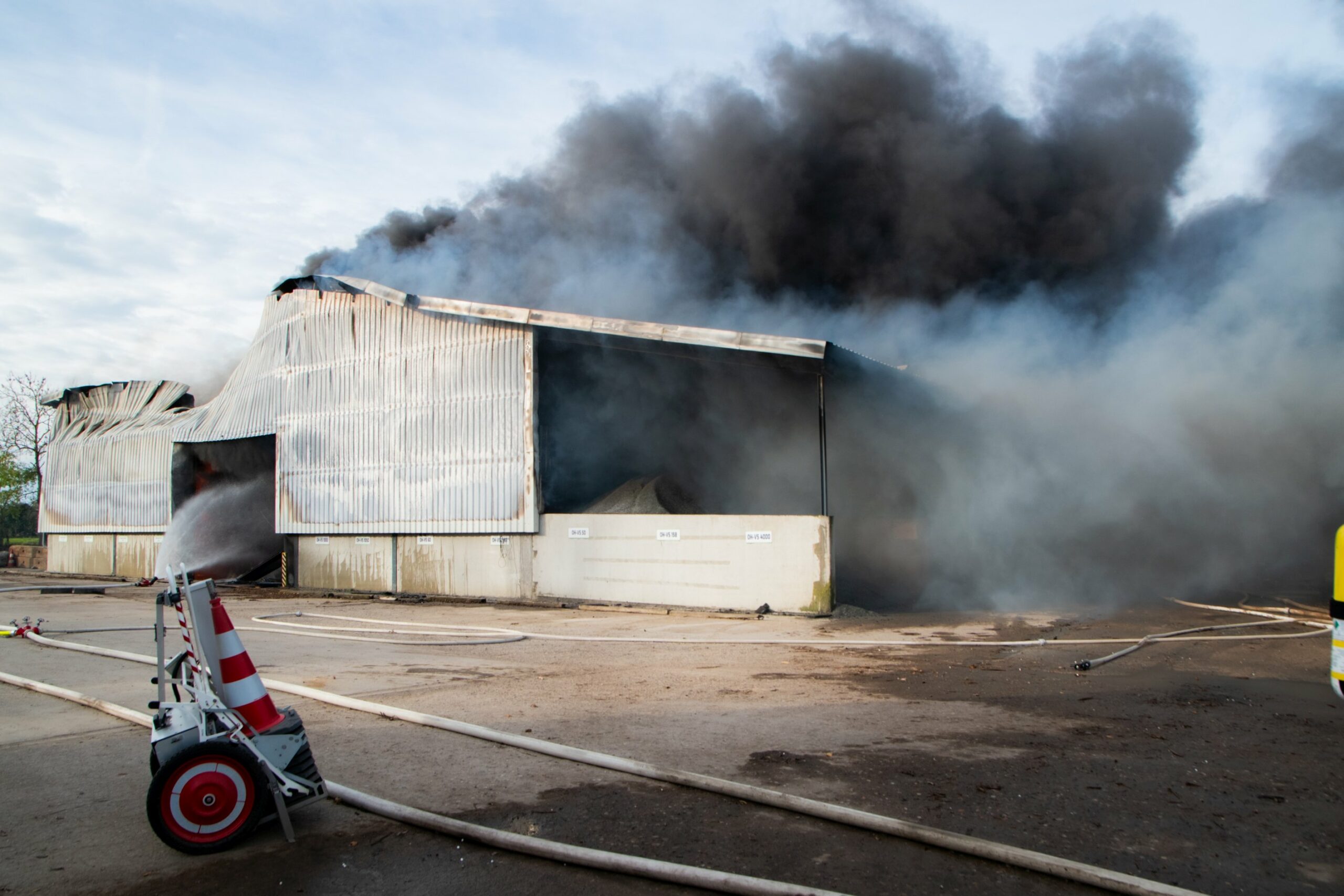 In dieser Lagerhalle auf Fehmarn war am Montag ein Feuer ausgebrochen.