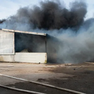 In dieser Lagerhalle auf Fehmarn war am Montag ein Feuer ausgebrochen.