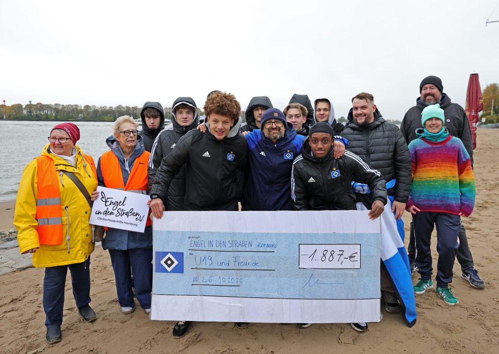 HSV-Talente mit einem Scheck am Elbstrand
