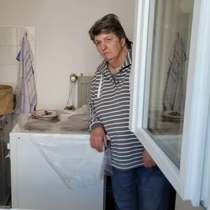 Fühlt sich allein gelassen: Andrea Rieß (63) in ihrer Küche.