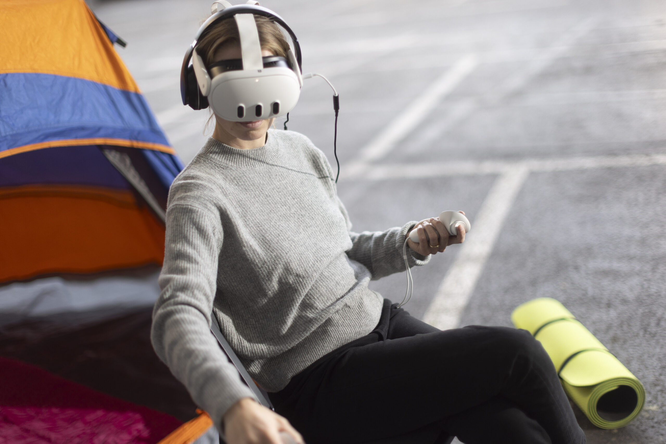 20 Minuten lang erlebt man die Welt aus der Perspektive einer obdachlosen Person: Die Virtual-Reality-Experience UNHOME soll Obdachlosigkeit erfahrbar machen –und den eigenen Blick auf das Thema verändern.
