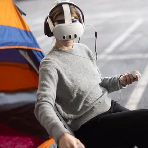 20 Minuten lang erlebt man die Welt aus der Perspektive einer obdachlosen Person: Die Virtual-Reality-Experience UNHOME soll Obdachlosigkeit erfahrbar machen –und den eigenen Blick auf das Thema verändern.