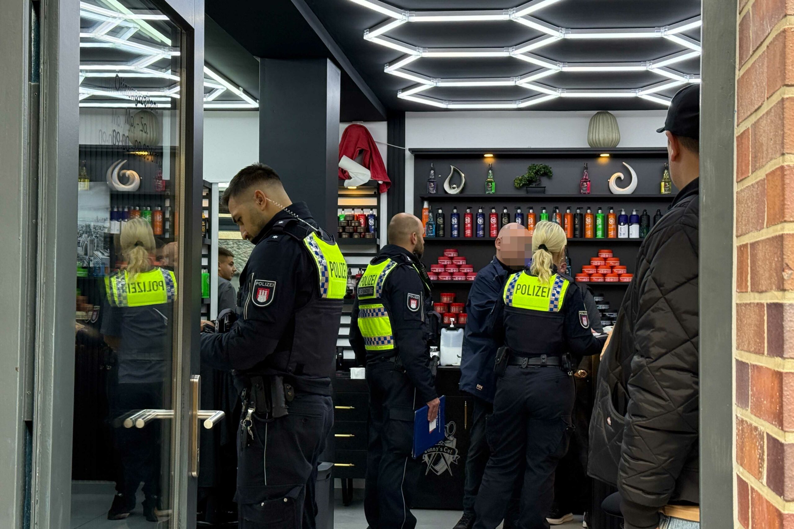 Razzia in Barber Shops in Harburg – Polizei stellt viele Verstöße fest