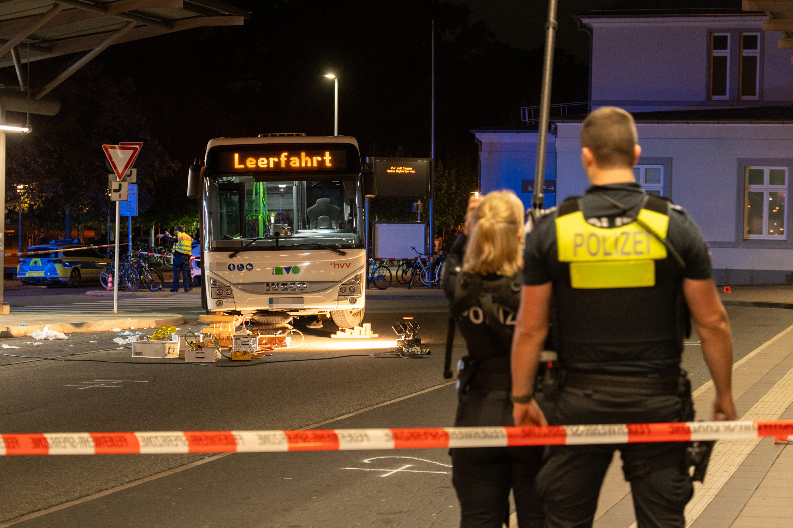 Bei einem schweren Verkehrsunfall am zentralen Busbahnhof (ZOB) in Lüneburg wurde am Mittwochabend ein Mann lebensgefährlich verletzt.