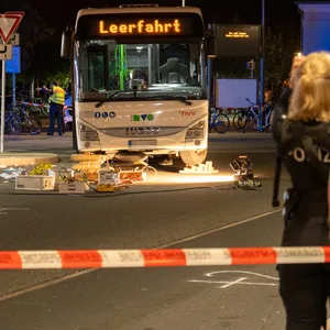 Bei einem schweren Verkehrsunfall am zentralen Busbahnhof (ZOB) in Lüneburg wurde am Mittwochabend ein Mann lebensgefährlich verletzt.