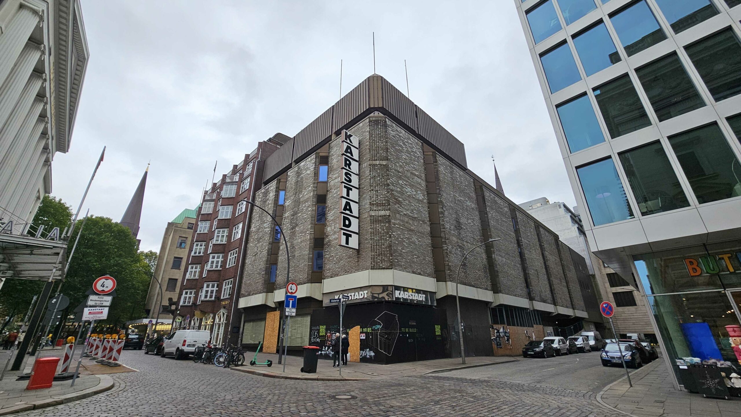 Hier passiert seit Jahren nichts: Das „Thalia-Haus” Ecke Alstertor/Raboisen.