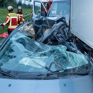 Bei dem Auffahrunfall auf der A1 nahe dem Buchholzer Dreieck bei Hamburg sind drei Menschen verletzt worden.